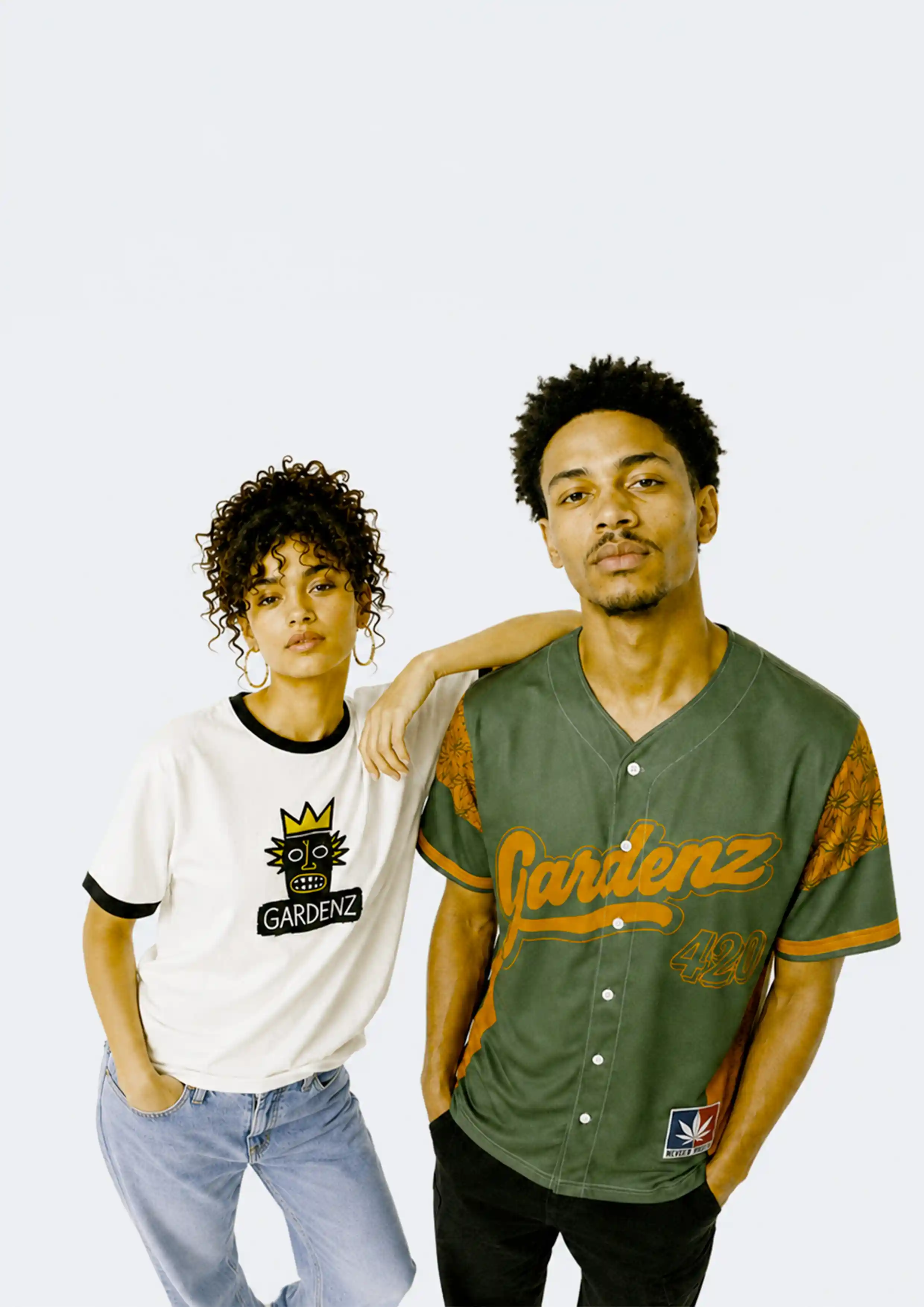Deux mannequins portant un tee-shirt et un maillot de baseball Gardenz Wearz